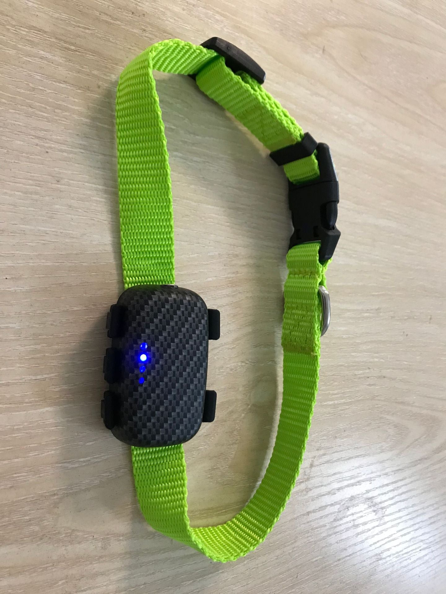 New Hot Pet Product 4G AccuNouveau produit tendance pour animaux de compagnie : traceur GPS 4G pour chats et chiens, avec positionnement précis, étanche et réglable.